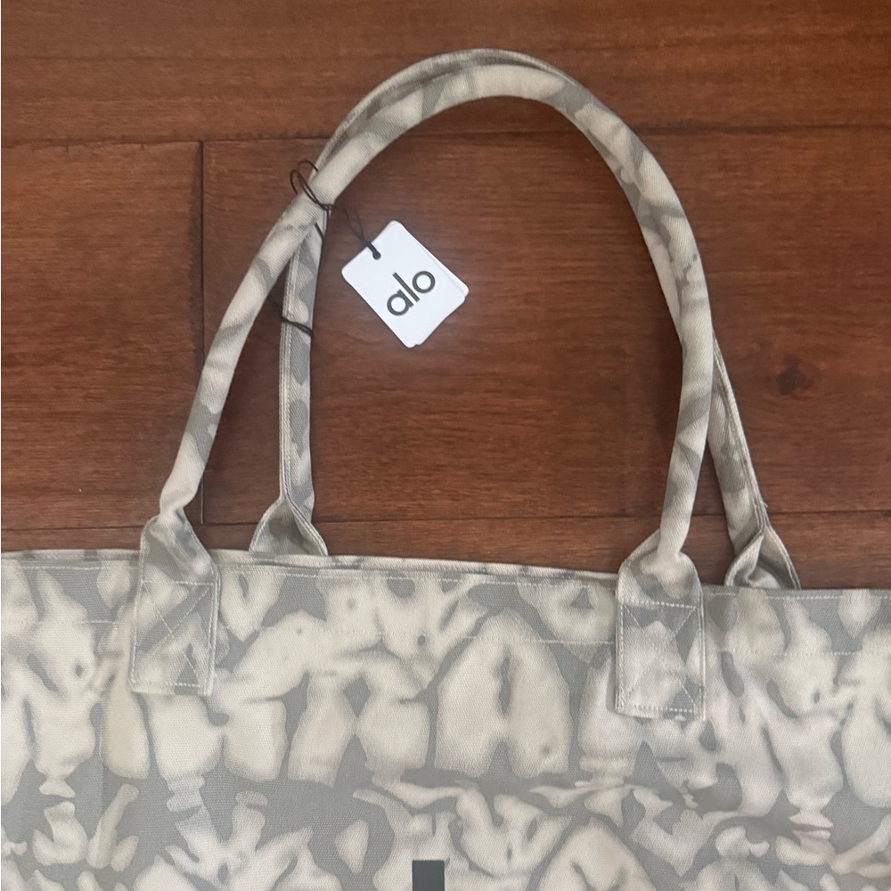 ALO YOGA TOTE BAG, ONE SIZE, GRAY TIE-DYE - Picture 6 of 7